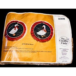 NEW 1984 Creative Circle Bib & Bows 2309 Embroidery Kit 8" Round Set 2 Vtg 11055